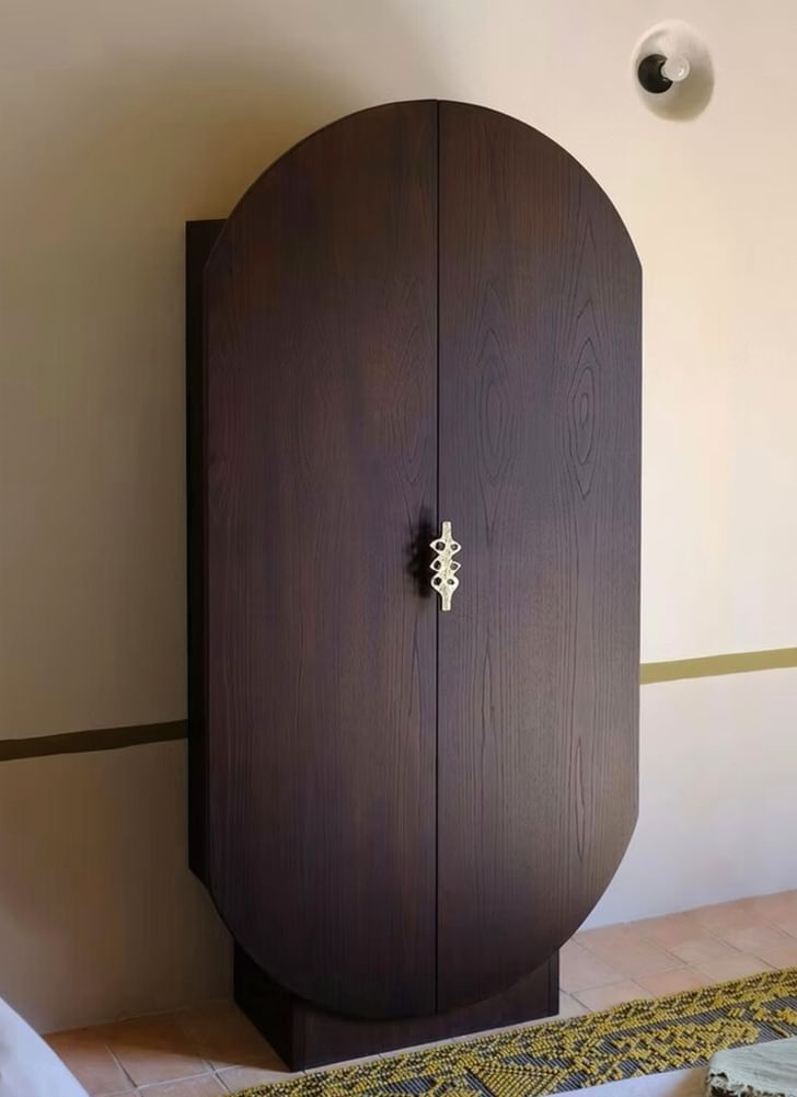 Pretziada 1946 Standing Cabinet