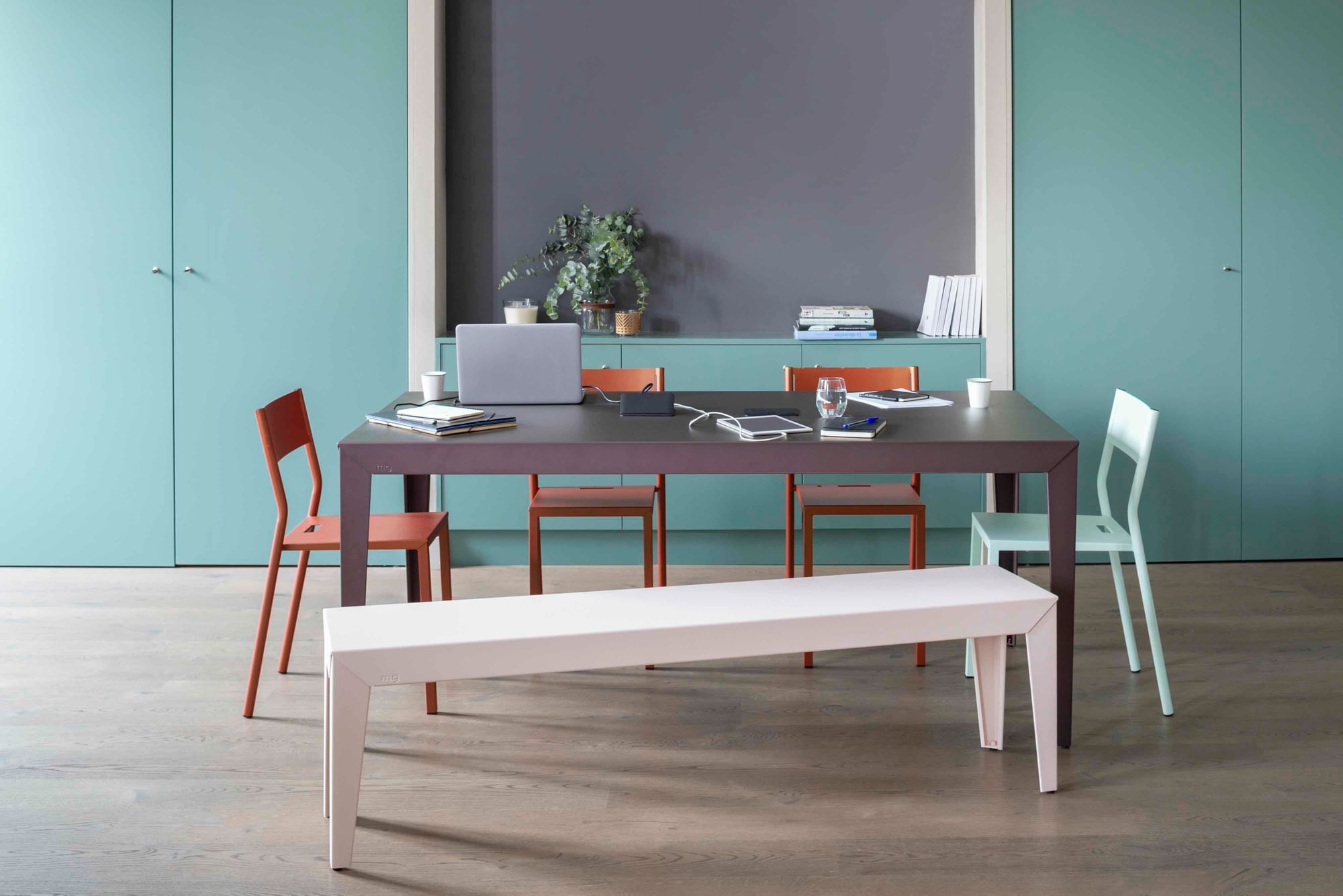 Matiere grise luc jozancy zef table rectangle pieds effiles metal table repas salle a manger bureau connectique prise integree