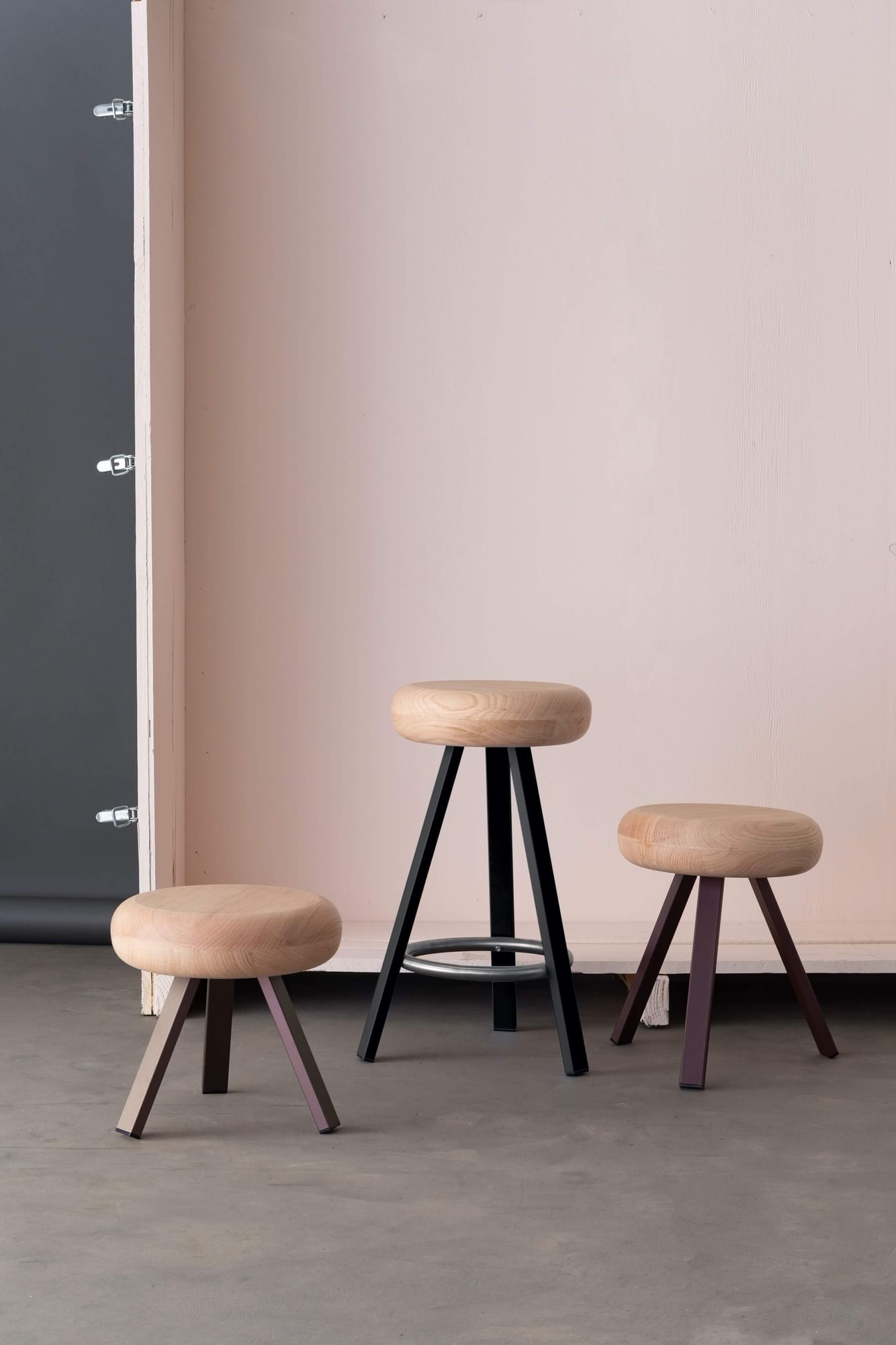 Matiere grise luc jozancy smack tabouret trepied metal assise bois cuisine bar design