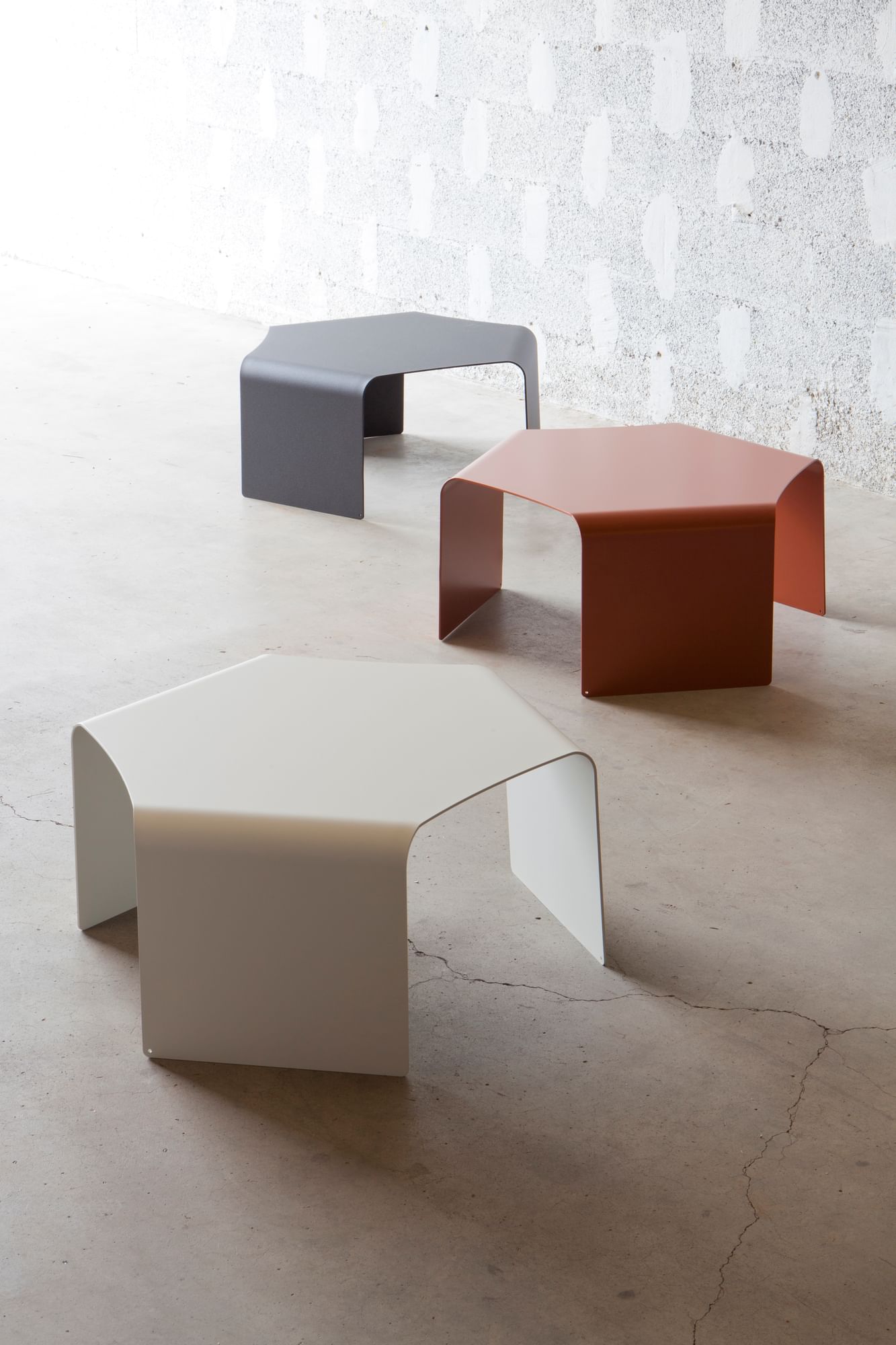 Matiere grise quaglio simonelli ponant table basse 76x68 metal brique blanc anthracite terracotta gris table appoint a cafe ambiance mobilier exterieur